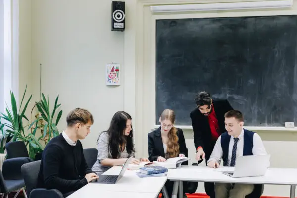 Who Are You? Personal Identity, Brains, and the Selves